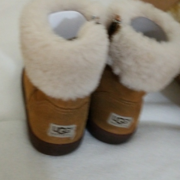 GIRL'S UGG BOOTS - Picture 2 of 4